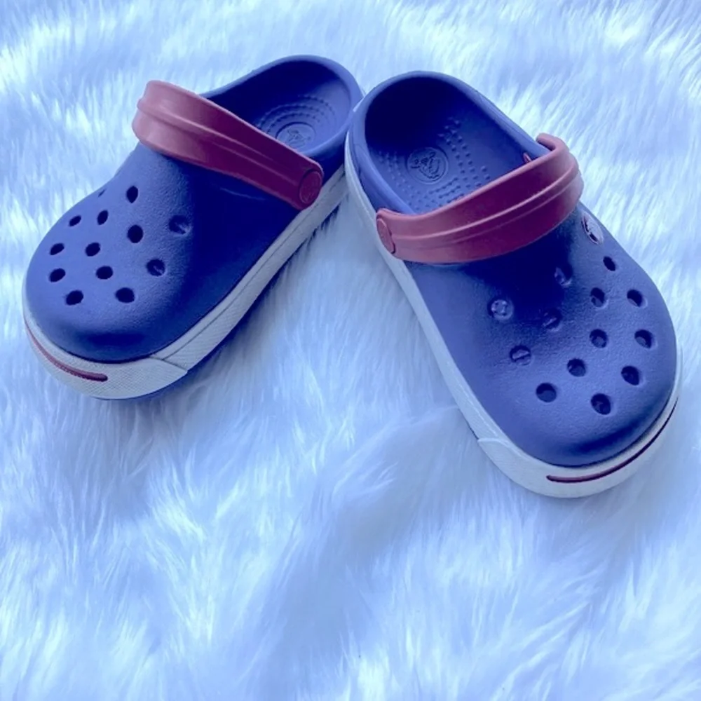 SOLD YEY !!  Crocs Baby/Toddler Clogs Size 6/7 Blue ! - Picture 3 of 9